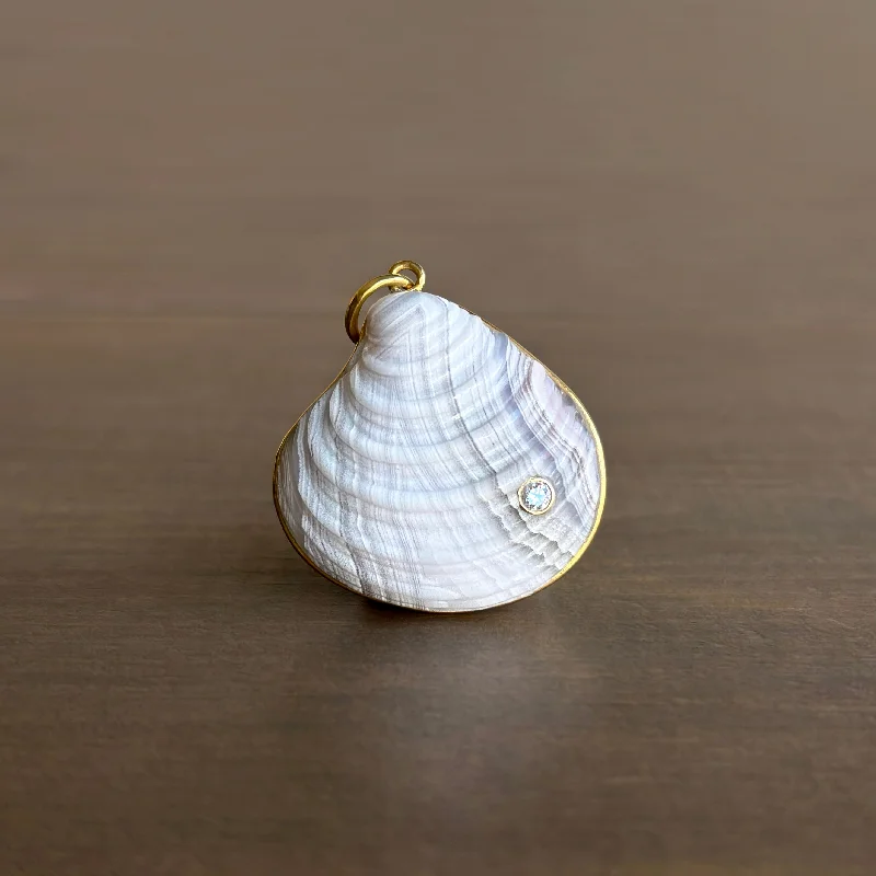 Elegant Rose Gold Jewelry For A Stylish Touch Medium Hand Carved Laguna Agate Clam Shell Pendant with Diamond Elegant Rose Gold Jewelry For A Stylish Touch Medium Hand Carved Laguna Agate Clam Shell Pendant with Diamond