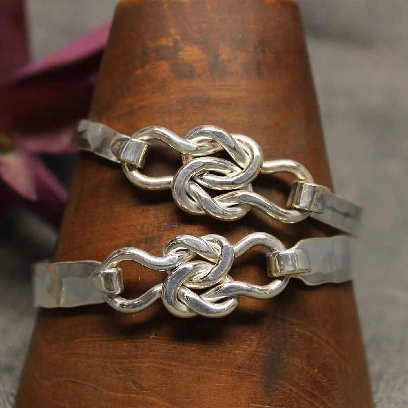Exclusive Online Discounts On Stylish Jewelry Friendship Knot 8mm Latching Bracelet