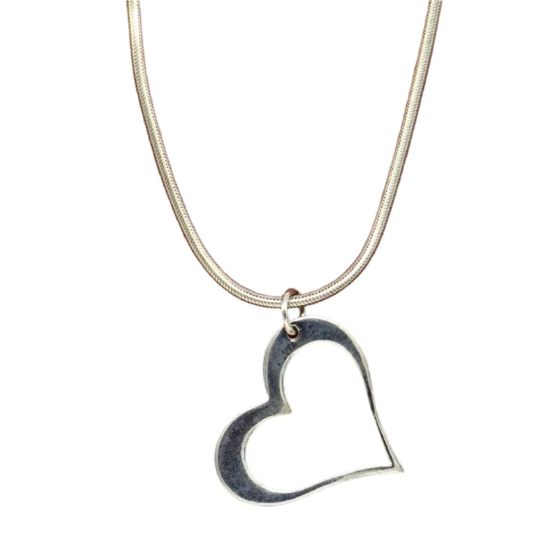 Customized Silver Jewelry For Unique Style Handmade solid 925 sterling silver heart pendant, excellent unique design stylish unisex personalized gift pendant jewelry from india ssp521