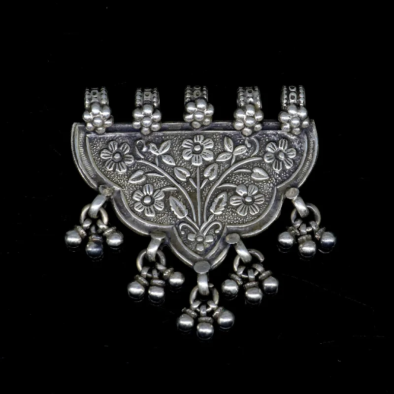 Luxury Jewelry At Unbeatable Discounts Vintage design handmade 925 solid sterling silver Indian tribal pendant necklace with fabulous hanging bells customized tribal jewelry nsp69